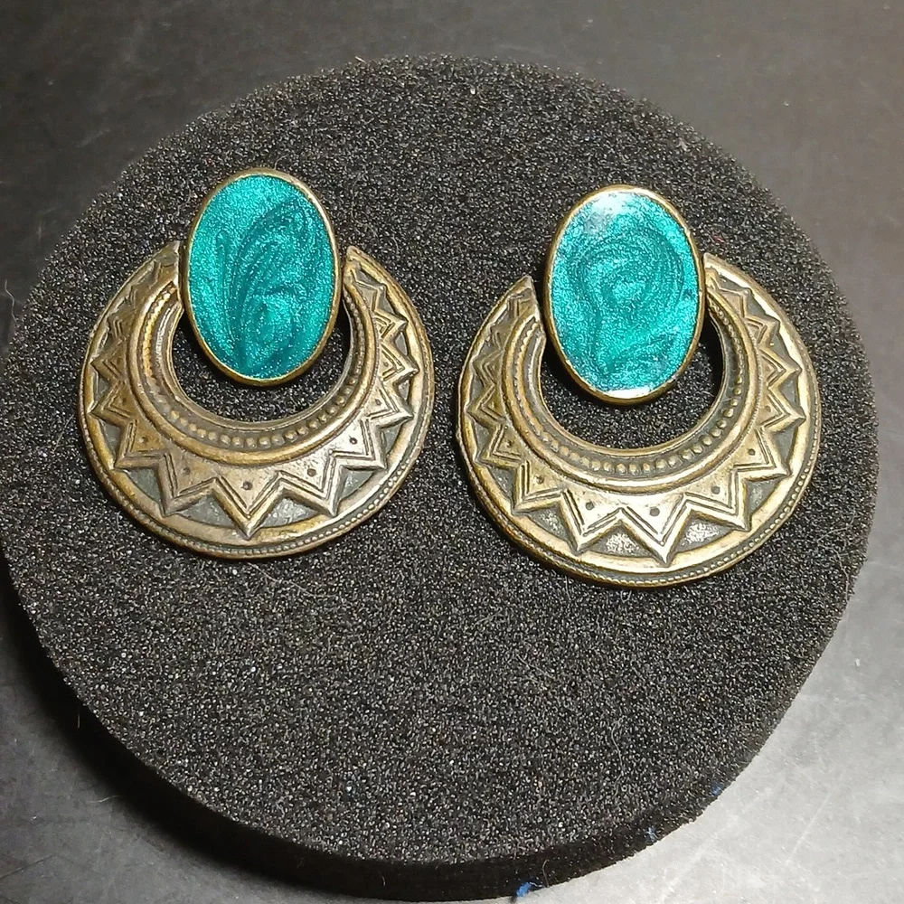 Vintage Hoop Dangle Earrings Brass Tone Filigree With Emerald Color - Picture 1 of 5